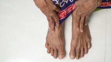 Yaşlı kadınların ayaklarına yakın dur ve yaralanma anında el masajı yap.