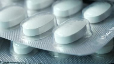 Masadaki su toplayıcı hapları kapat. .