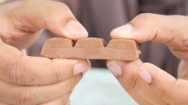 Kara çikolatayı ağır çekimde kırmak ,