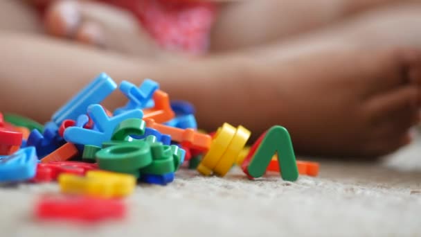 Barn Leker Med Färgglada Plastbokstäver — Stockvideo