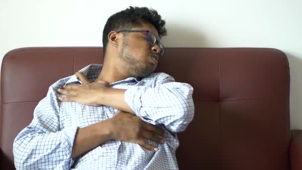 Jonge Man Lijden Pijn Het Hart Houden Borst Met Hand — Stockvideo