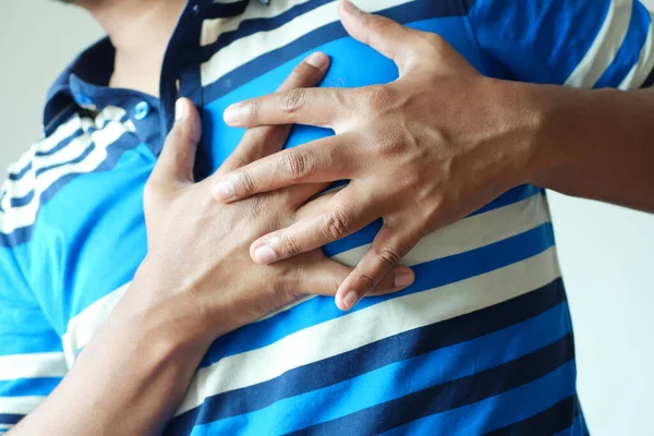 Jonge Man Lijden Pijn Het Hart Houden Borst Met Hand — Stockfoto