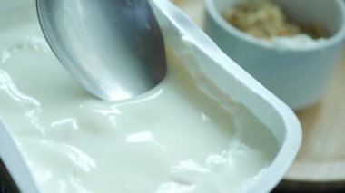 Bir kaseden taze yoğurt topluyorum. ,