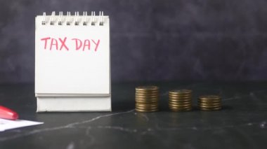 Vergi iadesi formu ve masadaki el yazısı vergisi .