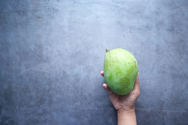 Siyah Arka Planda Mango Tutan Adamlar — Stok fotoğraf