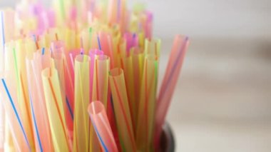 Kavanozda renkli parlak plastik pipetler ,