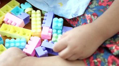 Ahşap masadaki renkli yapı taşları, kapatın. .