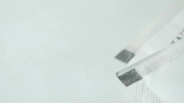 Masadaki kağıt pakette beyaz şeker ,