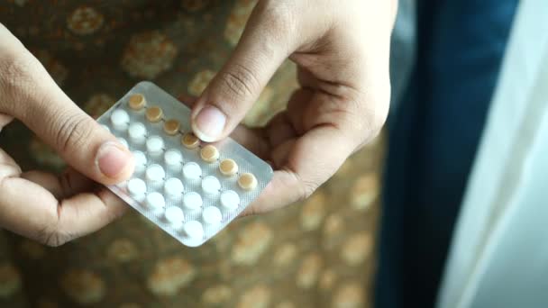 Ženy Ruční Golding Antikoncepce Pilulky Zblízka — Stock video