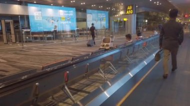 Singapur, Changi Havaalanı 1 Haziran 2022. Ziyaretçiler Changi Havaalanında yürüyor.