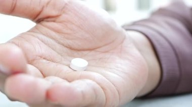 Genç erkeklere yakın yatağın üstünde ayaklar kurur. 