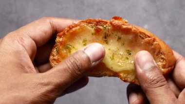 Siyah arka planda sarımsaklı ekmek ,