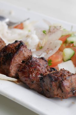 Seekh Kebap, ekmek ve sos tabakta. .