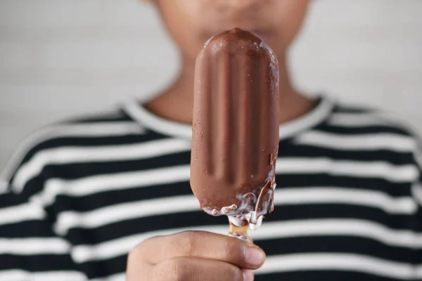 Хлопчик Підліток Рука Тримає Морозиво — стокове фото