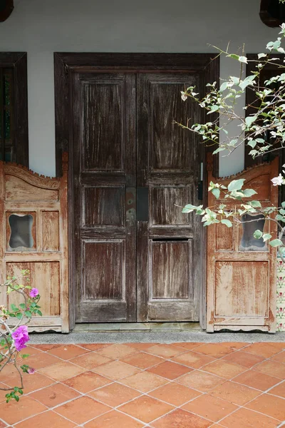 Brown Wood Old Door Singapore — Stock Photo, Image