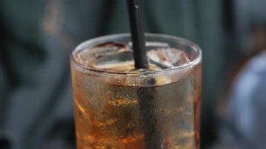 Masanın üzerinde soğuk yeşil çay ,