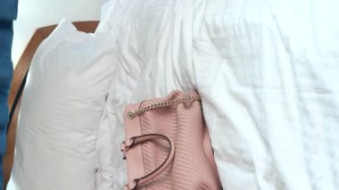 Kadın cüzdanı yatağın üstünde, kapat.