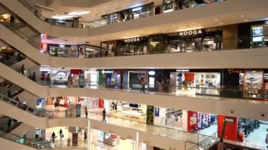 Singapur 12 Haziran 2022, Singapur Plaza alışveriş merkezinin önü.