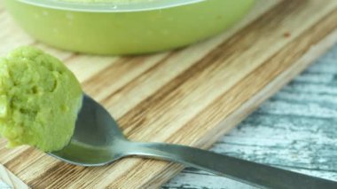 Avokado bir kaşık üzerinde doğranır. ,
