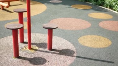 Singapur 'da bir parkta açık hava fitness makineleri ,