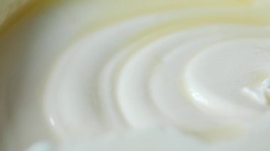 Taze tereyağını bir kabın içine koy. .