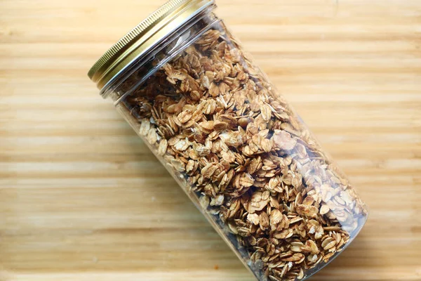 Granola Musli Egy Műanyag Üvegben Asztalon — Stock Fotó