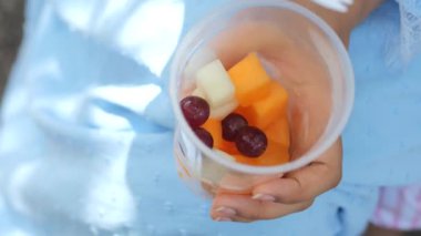 Beyaz tabakta bir dilim papaya.