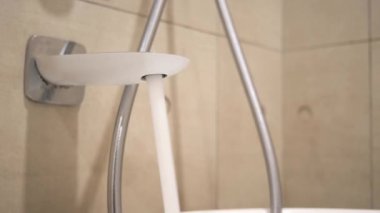 Musluktan akan su ağır çekimde .