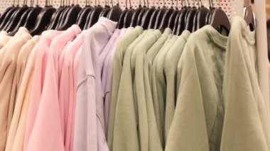 Satılık pek çok kadın giysisini kapatın. .