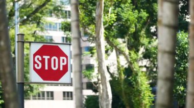 Boş bir yolda dur işareti ,