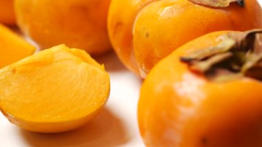 Beyaz arkaplandaki hurmanın üst görünümü ,