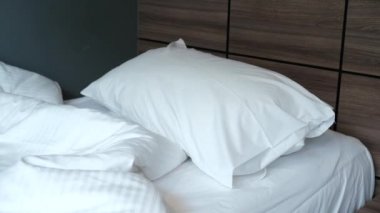 Sabahın köründe dağınık yatak, uyandıktan sonra dağınık yatak. .