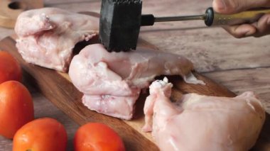 Doğrama tahtasına çiğ tavuk göğsü yerleştiriyorum. ,