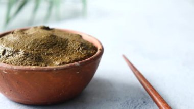 Masada susuz kına olan ahşap kase. .