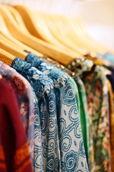 Закрытие Многих Женских Одежд Выставляют Продажу — стоковое фото