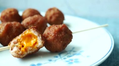 Tabaktaki tavuk peynirli köfteyi yakın. .