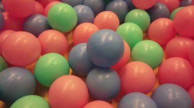 Kapalı alanda oynayan bir çocuğun renkli topları. ,