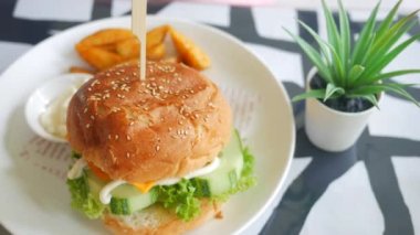  Biftek ve patates kızartması masanın üstünde. ,