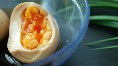 Yarısı yenmiş bağırsak yumurtasını bir kaseye koy. ,