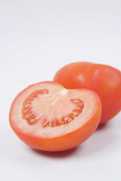 Tomate Fraîche Avec Goutte Eau Isolée Sur Blanc — Photo