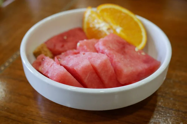 Nahaufnahme Einer Scheibe Wassermelone Einer Schüssel Auf Dem Tisch — Stockfoto