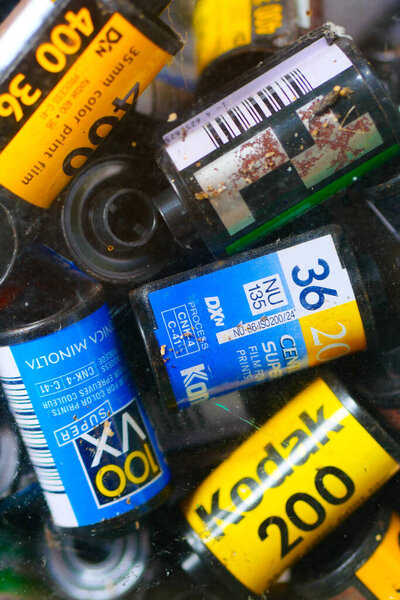 стек из многих старых 35-мм пленочных рулонов.