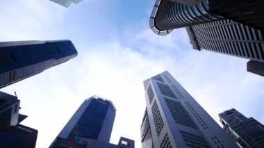  Singapur modern şehir binalarının düşük açılı görüntüsü