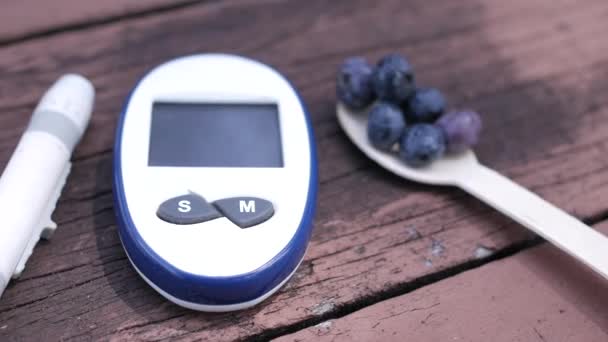 Masadaki Diyabetik Ölçüm Araçlarını Meyve Meyvelerini Kapat — Stok video