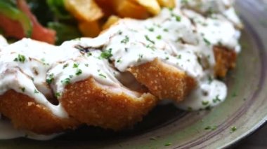  Tavuk Cordon Bleu ve mayonez masada. .