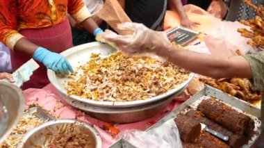 Ramazan iftarı Bangladeş 'te satılık gıda sergisi