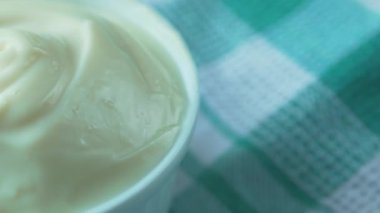 Süt kremasını masanın üzerindeki bir kapta kapat. ,