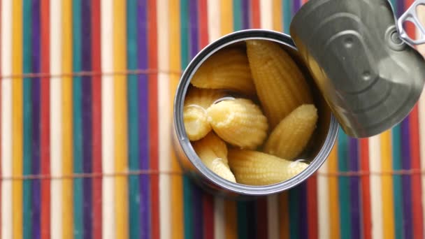 Hand Plukken Een Baby Maïs Uit Een Tin Container — Stockvideo