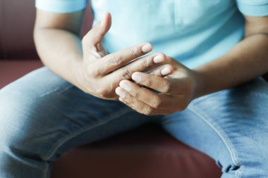 Acı çeken adam yaklaş. .