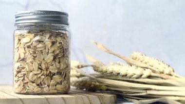 Masadaki plastik kavanozda müsli. ,